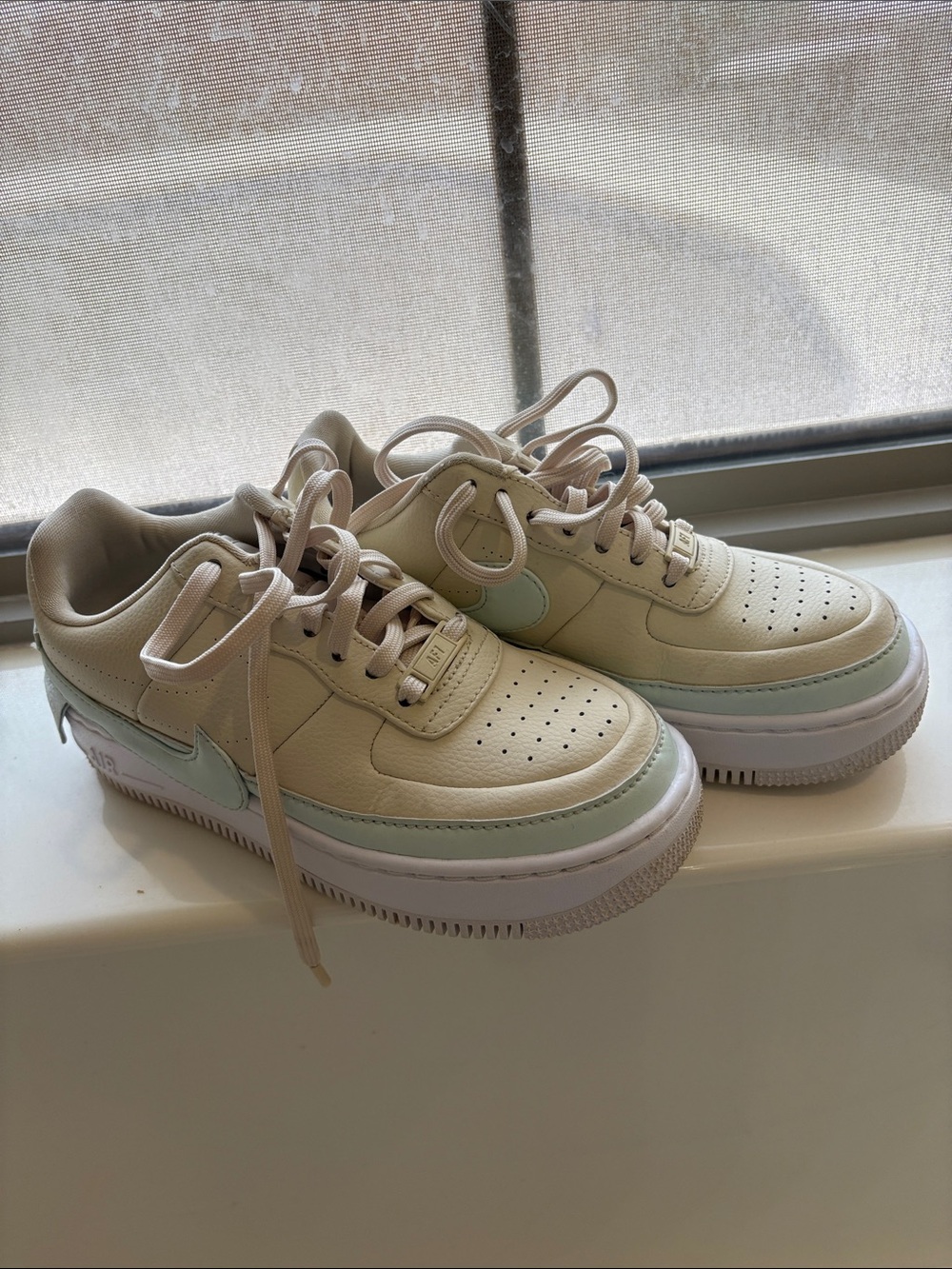 Nike Women's Cream Sneakers

Size 6.5
In excellent condition 
Clean washed